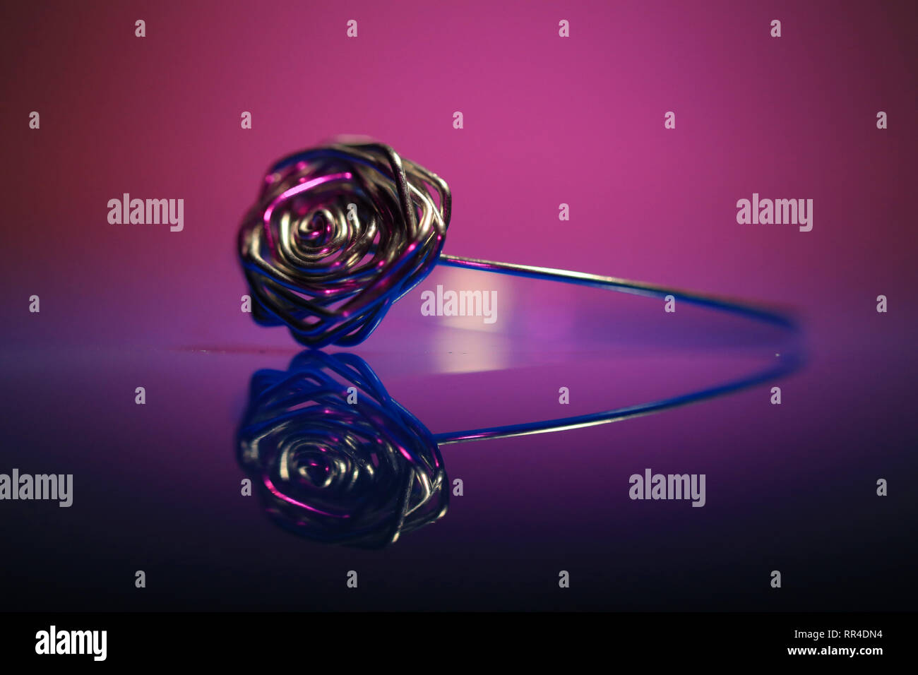 Wire art hi-res stock photography and images - Alamy