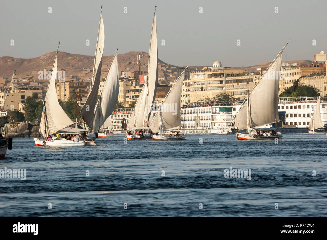 Traditional egyptian boat hi-res stock photography and images - Alamy
