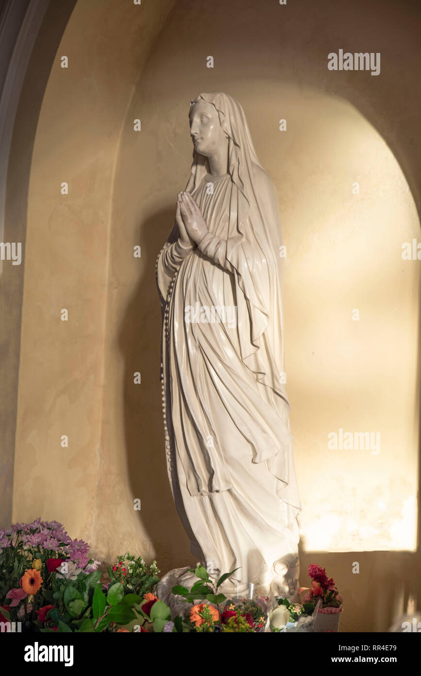 Statue mary flowers hi-res stock photography and images - Alamy