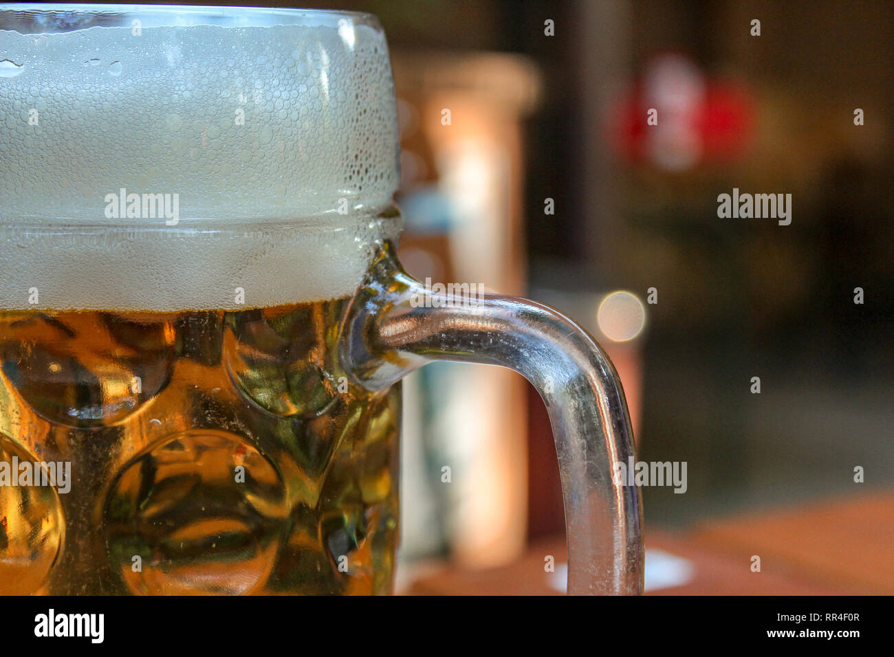 https://c8.alamy.com/comp/RR4F0R/full-beer-mug-in-bavarian-german-beer-garden-RR4F0R.jpg