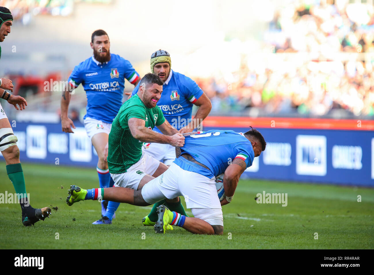 Rome, Italy. 24th of February, 2019. Ireland's full back Rob Kearney tries to tackle Italy's flanker Jimmy Tuivaiti in Guinness Six Nations Credit: Massimiliano Carnabuci/Alamy Live News Stock Photo
