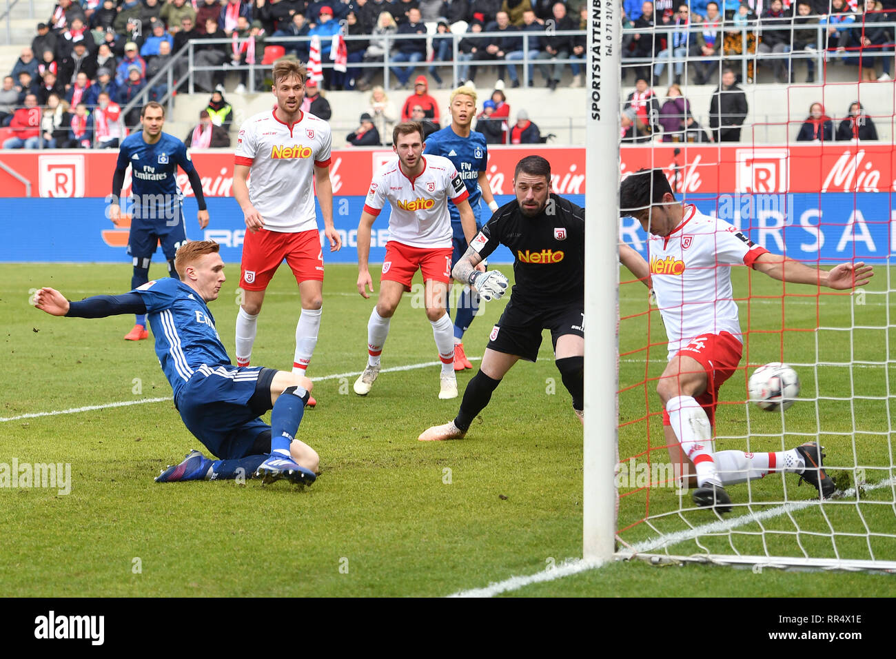 Regensburg, Deutschland. 24th Feb, 2019. David BATES (HSV Hamburg Hamburg  Hamburg) scores the goal for 0-1, action, goal shot versus goalkeeper  Philippu PENTKE (R). Soccer 2. Bundesliga/SSV Jahn Regensburg-HSV Hamburg  Hamburg 2-1,