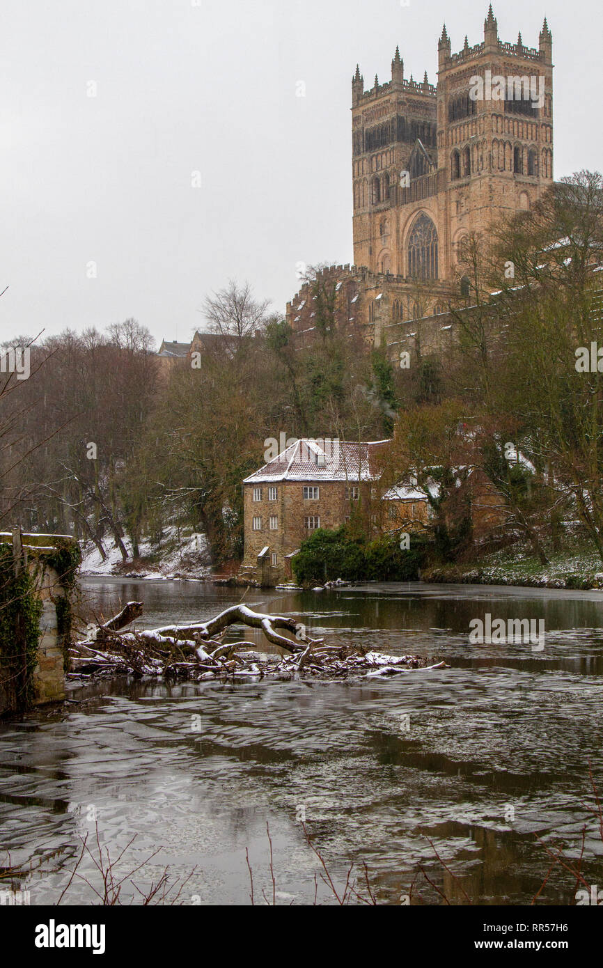 Frozen River Wear in front of Durham Cathedral Stock Photo