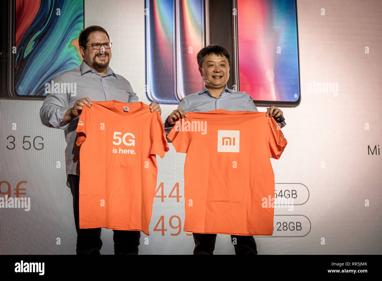 Christian Amon (L) president of Qualcomm Incorporated and Xiang Wang (R)  senior vice president of Xiaomi are seen presenting their Xiaomi 5G t-shirts.  The Chinese company Xiaomi dedicated to the manufacture, development,