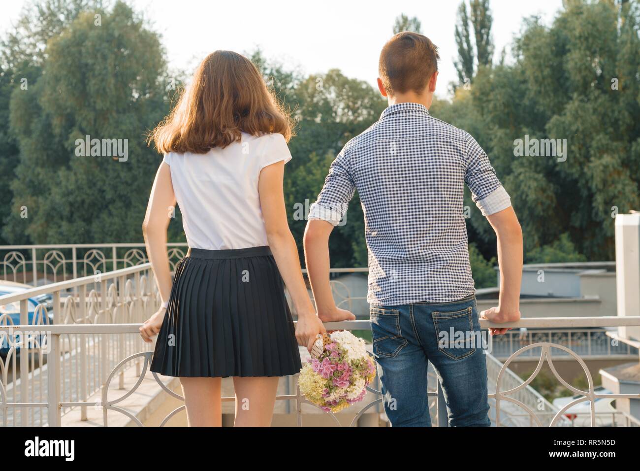 Он входит в девочку. Страстные поцелуи. Мужчина входит в комнату. Он входит в девочку. Он входит в девочку.