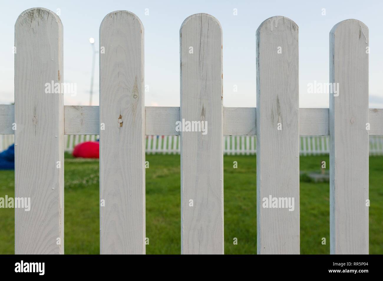 White split rail fence hi-res stock photography and images - Alamy