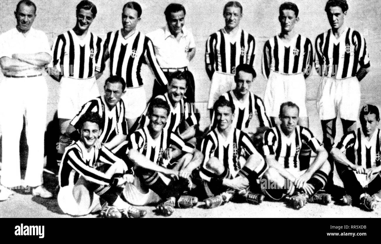 The first-team squad of F.B.C. Juventus in the 1932–33 season. From left to right, top: C. Carcano (coach), R. Cesarini, V. Rosetta (captain), G. Combi, U. Caligaris, M. Ferrero, F. Munerati; middle: M. Varglien (I), L. Monti, L. Bertolini; bottom: P. Sernagiotto 'Ministrinho', G. Varglien (II), F. Borel (II), G. Ferrari, R. Orsi. Stock Photo