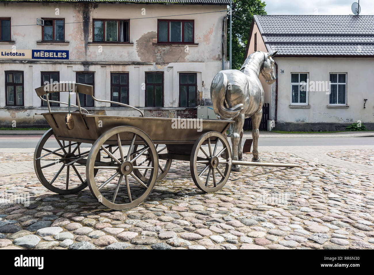 Jekabpils, Latvia - June 25 2017: Metal sculpture "Horse with a carriage"  (author - Gaits Burvis) standing on a square on the historic Wednesday  marke Stock Photo - Alamy