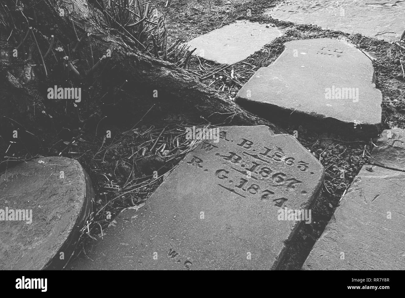 Very old headstones hi-res stock photography and images - Alamy