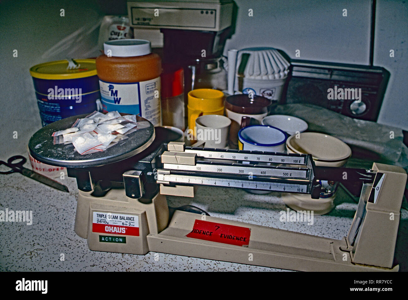 Palmer Park, Maryland, USA, 1988 Prince Georges County Police display a triple beam balance with powder and crack cocaine being weighed seized during raid on drug dealer apartment. Stock Photo