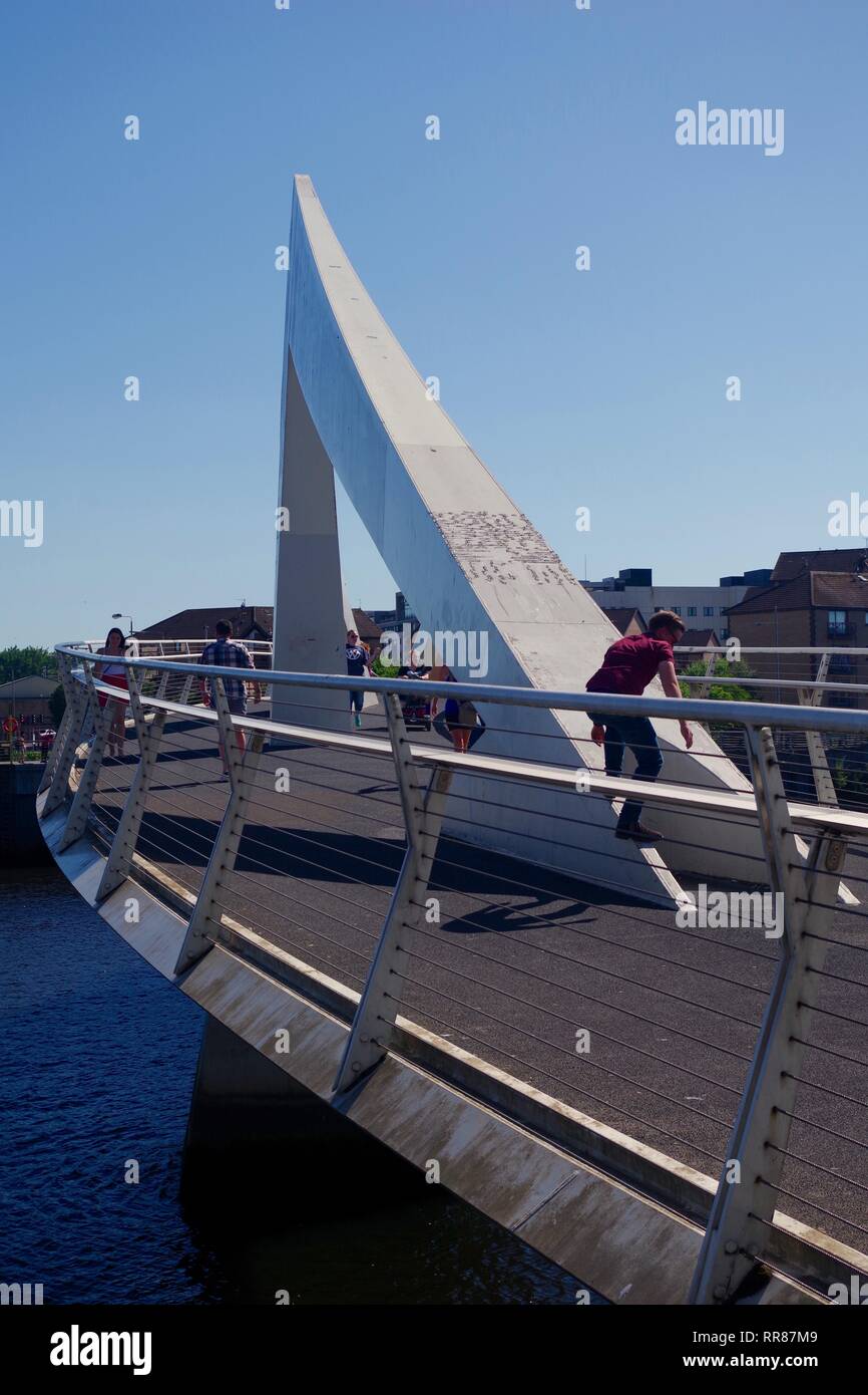 People Climbing the Tradeston Bridge, Pedestrian Bridge over the River Clyde, Glasgow, Scotland, UK. Summer. Stock Photo