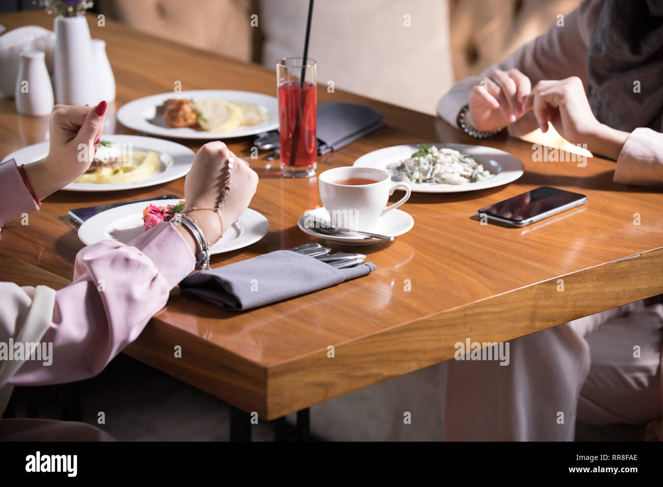 Booking a table at a restaurant. бронирование стола в ресторане. Booking a table at a restaurant. Book a table at a restaurant. мусульманка в ресторане.