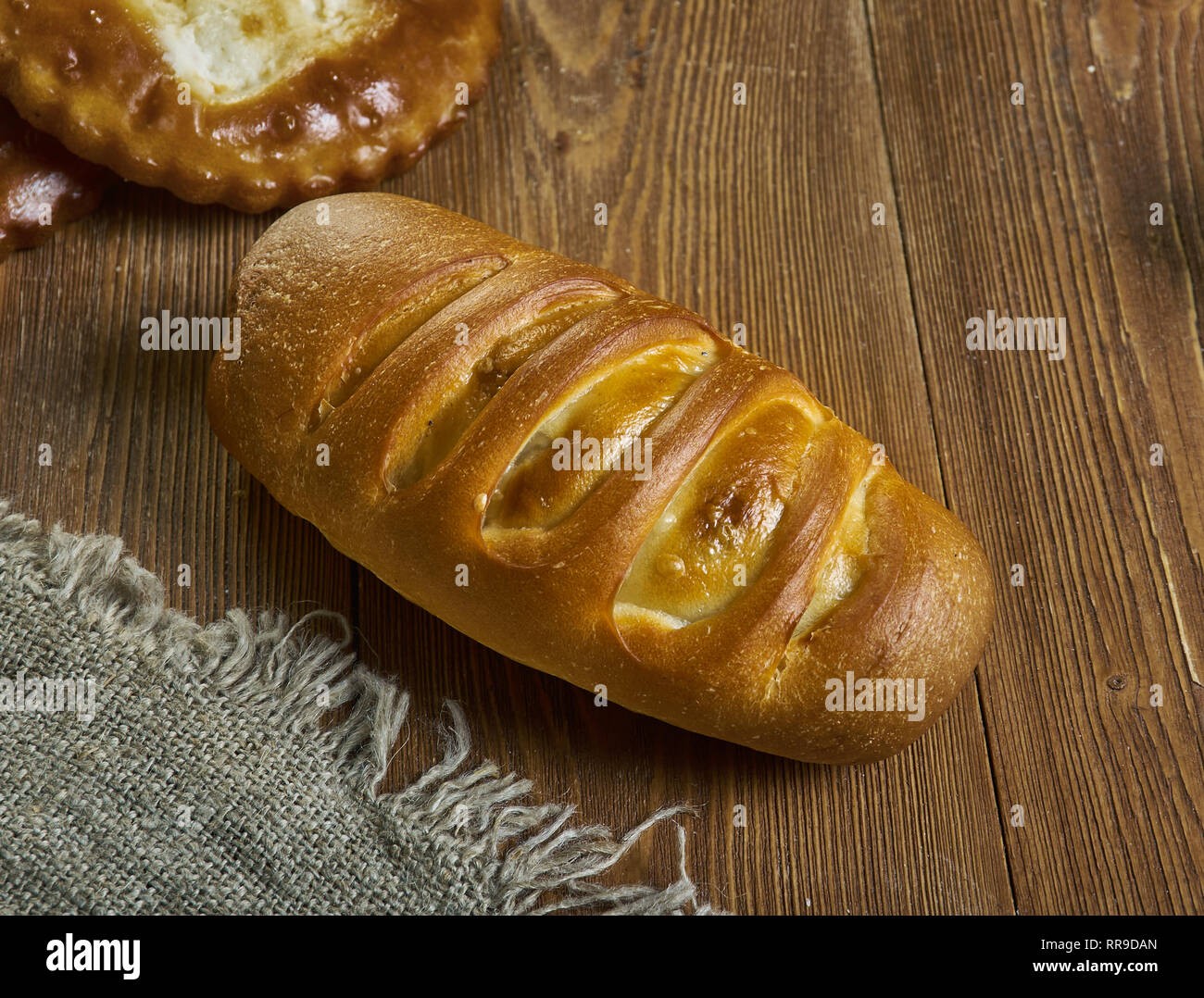 Tatar pie triangle echpochmak, Russian kurnik, delicious pastry with  chicken and potatoes. Traditional food, quick snack of dough Stock Photo -  Alamy