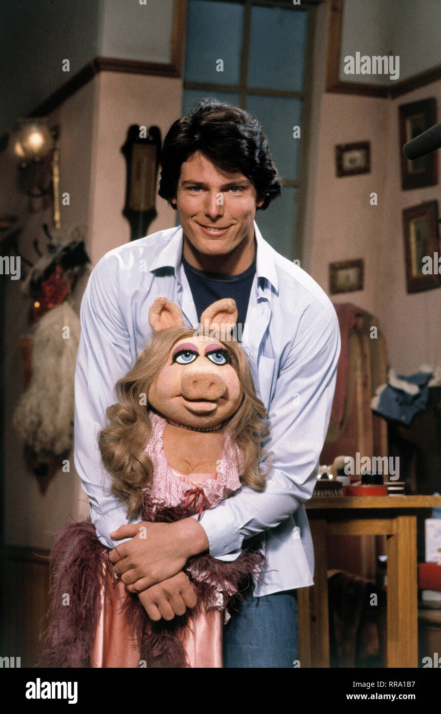 CHRISTOPHER REEVE mit 'Miss Piggy' als Gast in der 'Muppets Show', 70er Jahre. / Überschrift: CHRISTOPHER REEVE Stock Photo