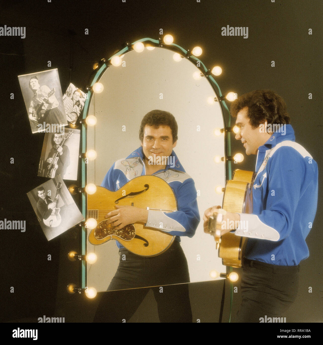 Ted Herold Rock N Roll Sanger Mit Gitarre Blick In Den Spiegel 80er Jahre United Archives Kpa Reiss Portrait Musik Sanger Musiker Rock N Roll 80er Uberschrift Ted Herold Stock Photo Alamy