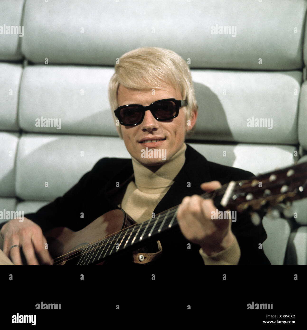 HEINO mit Gitarre, 80er Jahre. United Archives / kpa/Reiss / Portrait, Sänger, Schlager, Volksmusik, 80er / Überschrift: HEINO Stock Photo