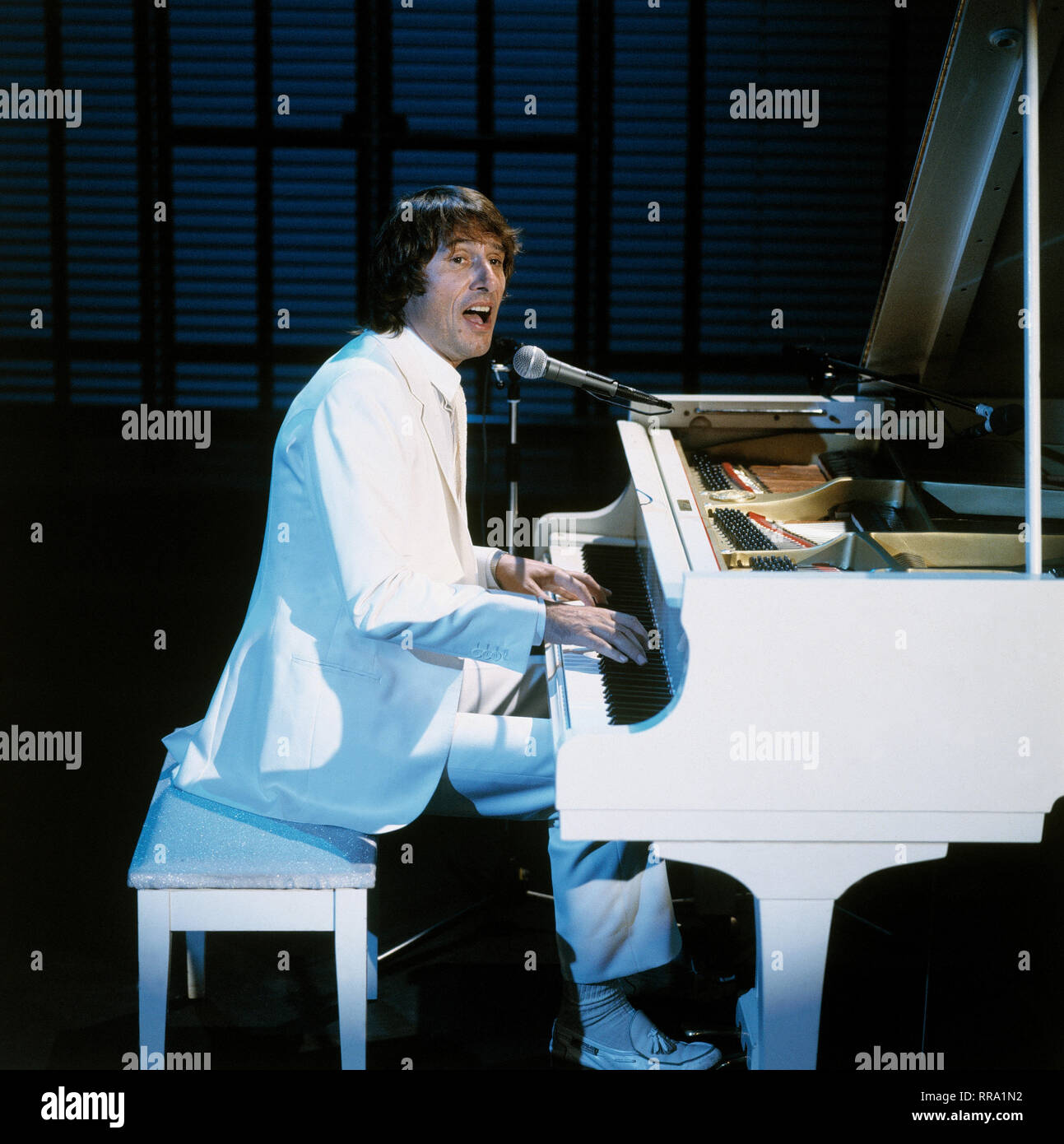 UDO JÜRGENS am weißen Flügel. 1981. / Überschrift: UDO JÜRGENS Stock ...