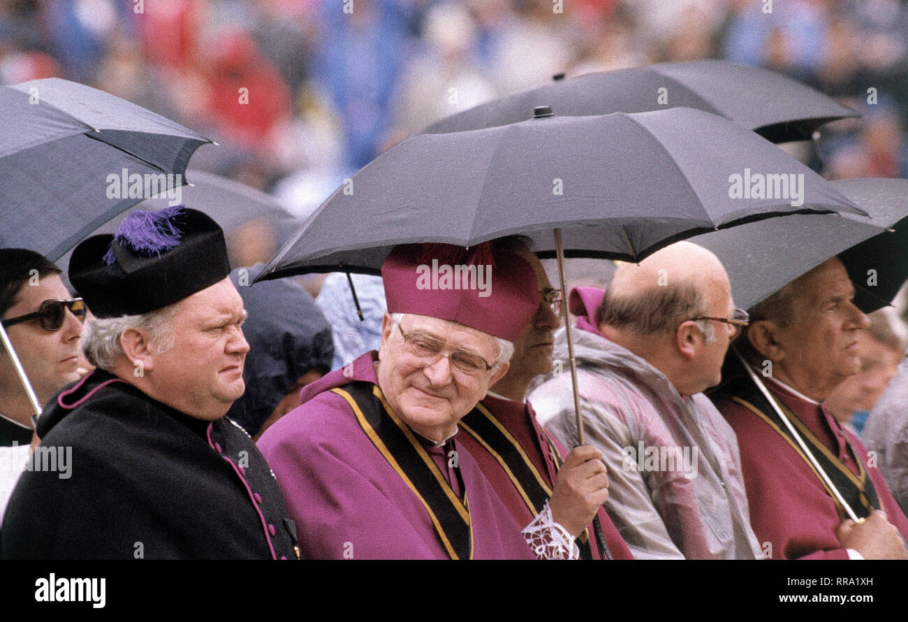 PAPST JOHANNES PAUL II / Bischöfe als Zuschauer beim Papstbesuch in München, 1987. / Überschrift: PAPST JOHANNES PAUL II Stock Photo