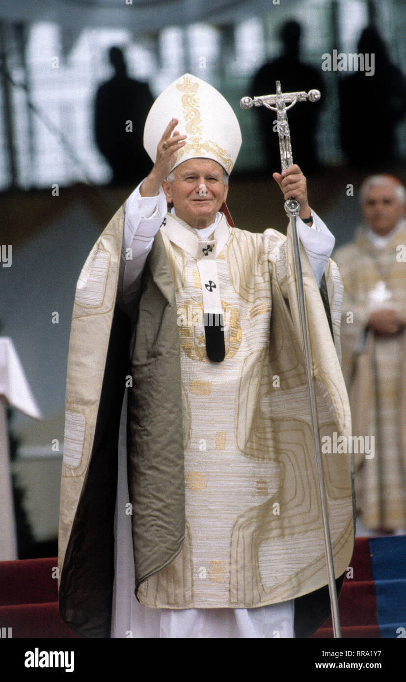 PAPST JOHANNES PAUL II / Papst Johannes Paul II mit Bischofsstab, München, 1987. / Überschrift: PAPST JOHANNES PAUL II Stock Photo