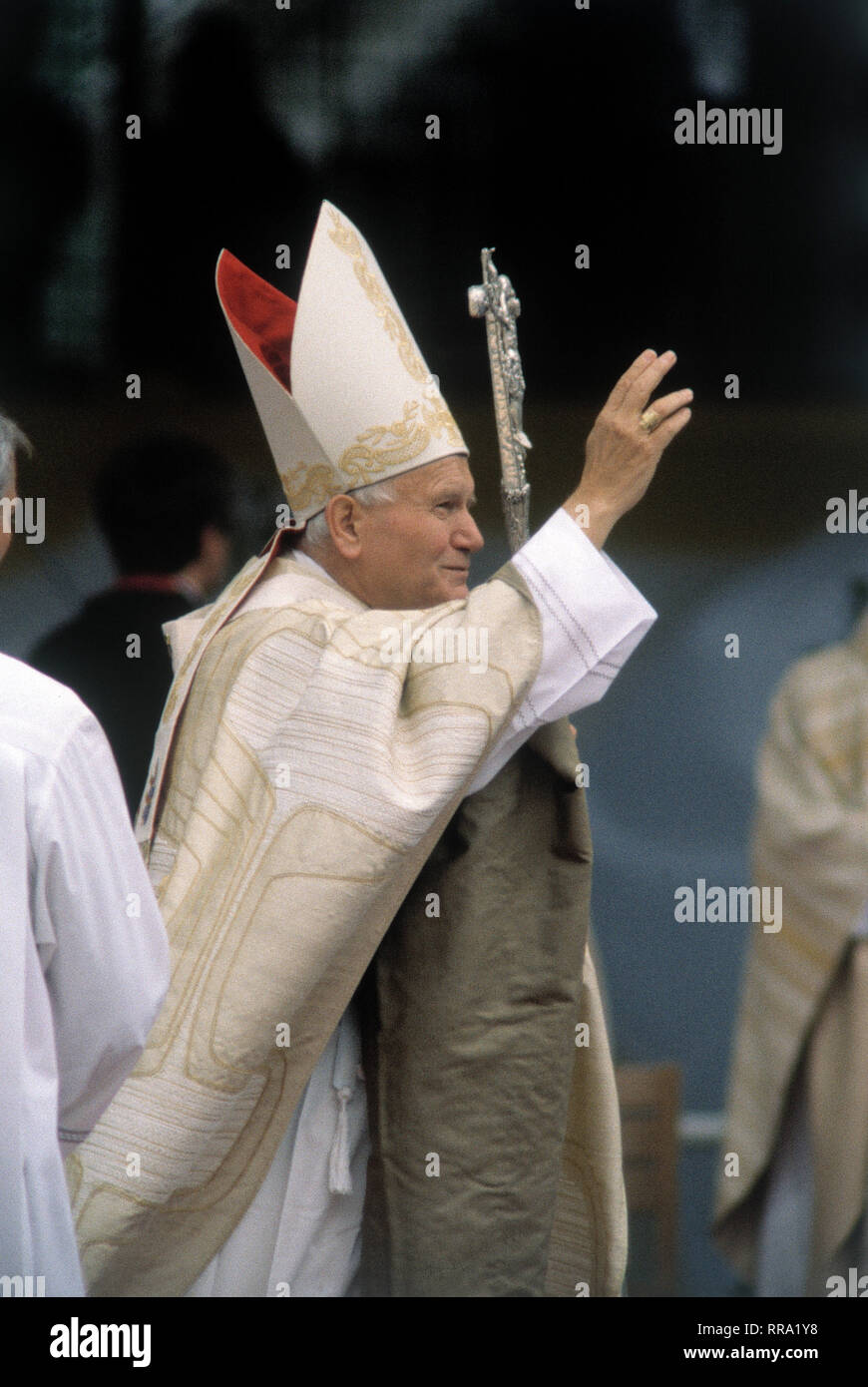 PAPST JOHANNES PAUL II / Papst Johannes Paul II mit Bischofsstab, München, 1987. / Überschrift: PAPST JOHANNES PAUL II Stock Photo
