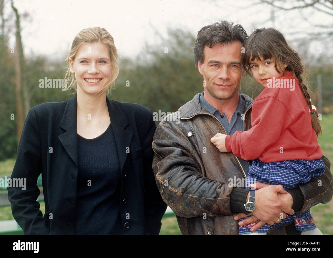 EIN VATER UNTER VERDACHT / D 1997 / Markus Bräutigam / Birgitte Kutschera (INA WEISSE), Roman Bach (KLAUS J. BEHRENDT) und Lina Bach (SOPHIE PLÜGLER) / Überschrift: EIN VATER UNTER VERDACHT / D 1997 Stock Photo