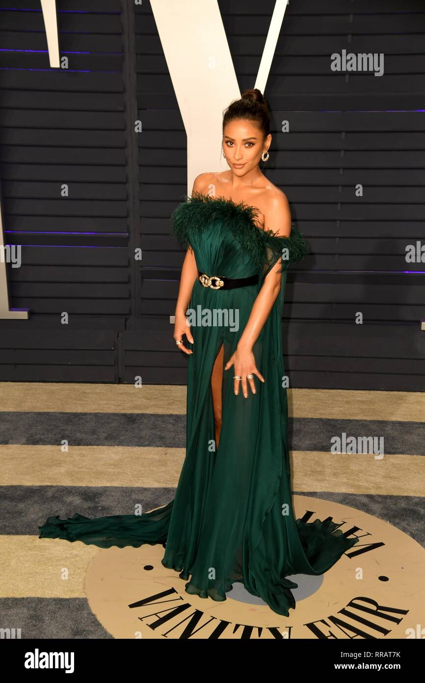 shay mitchell green dress Los Angeles, USA. 24th Feb, 2019. LOS ANGELES, CA - FEBRUARY 24: at the Vanity Fair Oscar Party on February 24, 2019 in Los Angeles, California. Credit: Imagespace/Alamy Live News Stock Photo 1920s inspired