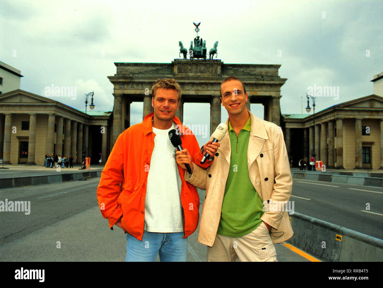 Die Moderatoren OLIVER GEISSEN (links) und MATHIAS MÜNCH - hier vor dem Brandenburger Tor - präsentieren in ihrer ersten Folge die Hauptstadt Berlin. aka. Neues Konzept - neuer Sendeplatz: 1. Berlin: Hier tanzt der Bär / Überschrift: Reiselust: Traumland Deutschland Stock Photo