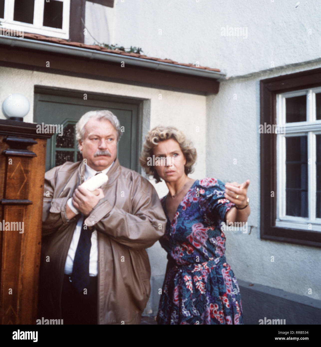 DIESE DROMBUSCHS / Die Heimkehr / Ludwig (GÜNTER STRACK) versucht Vera (WITTA POHL) beizustehen, die erfahren hat, daß ihr Freund Martin sie wegen beruflicher Gründe verlassen wird. / EM / , 07DFAZDFDRO1 / Überschrift: DIESE DROMBUSCHS Stock Photo