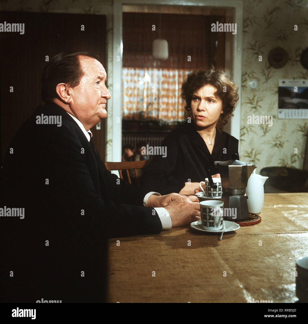 DER ALTE / Die Ratte / D 1981  / SIEGFRIED LOWITZ ('Der Alte', Erwin Köster), WITTA POHL (Elisabeth Wessling) / 28533 / , 10DFAZDFALT / Überschrift: DER ALTE / BRD 1981 Stock Photo