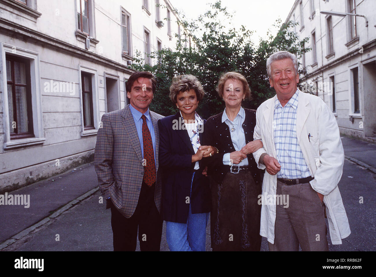 Folge: Kinder, wie die Zeit vergeht ELMAR WEPPER (Ralf Sagerer) USCHI GLAS (Julia) ENZI FUCHS (Fanni) HEINZ REINCKE (Vadder Haack) aka. Kinder, wie die Zeit vergeht / Überschrift: ZWEI MÜNCHNER IN HAMBURG Stock Photo