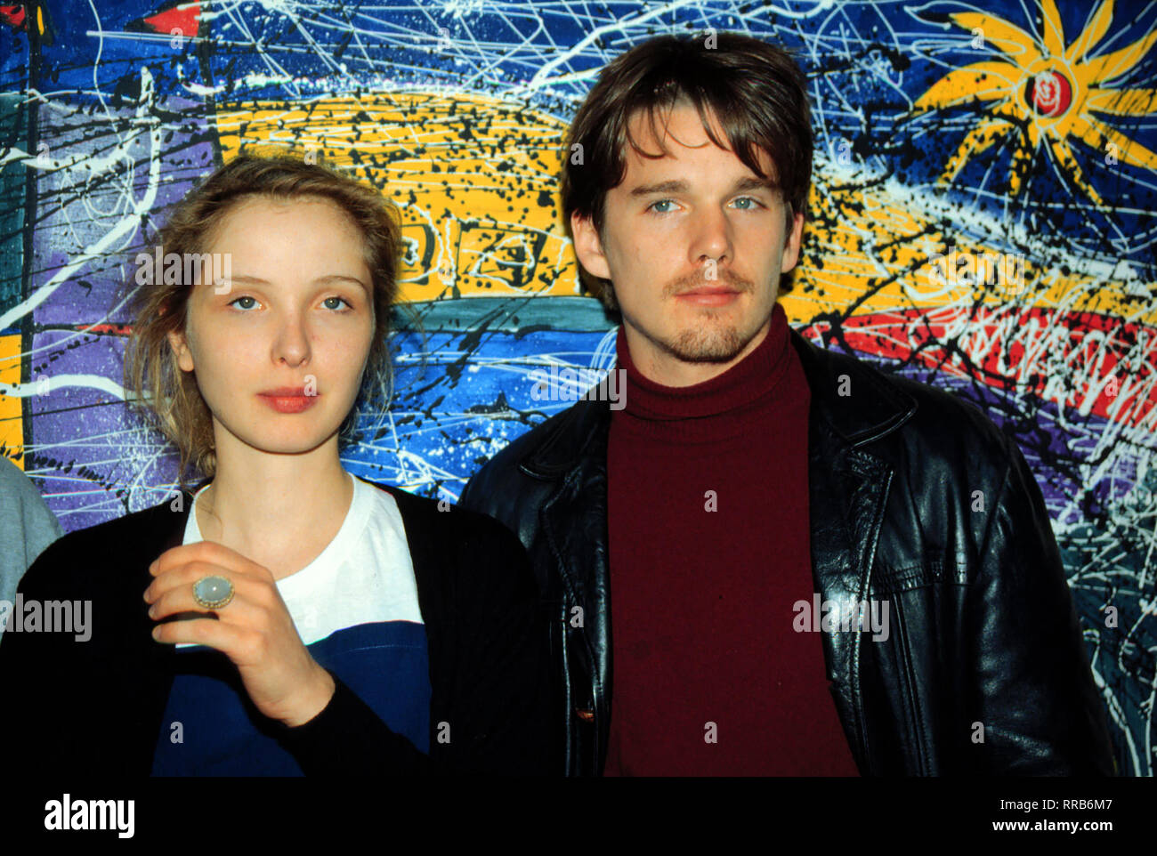 Before Sunrise Die Geschichte einer jungen Französin und eines U.S.-Amerikaners, die sich im Zug nach Wien kennenlernen und beschließen, die ihnen verbleibende Zeit bis zum Morgen gemeinsam zu verbringen. Hauptdarsteller: JULIE DELPY und ETHAN HAWKE Regie: Richard Linklater aka. Before Sunrise: Liebe... und andere Gefühle: / Überschrift: BEFORE SUNRISE - VOR SONNENAUFGANG / USA/AUT 1994 Stock Photo