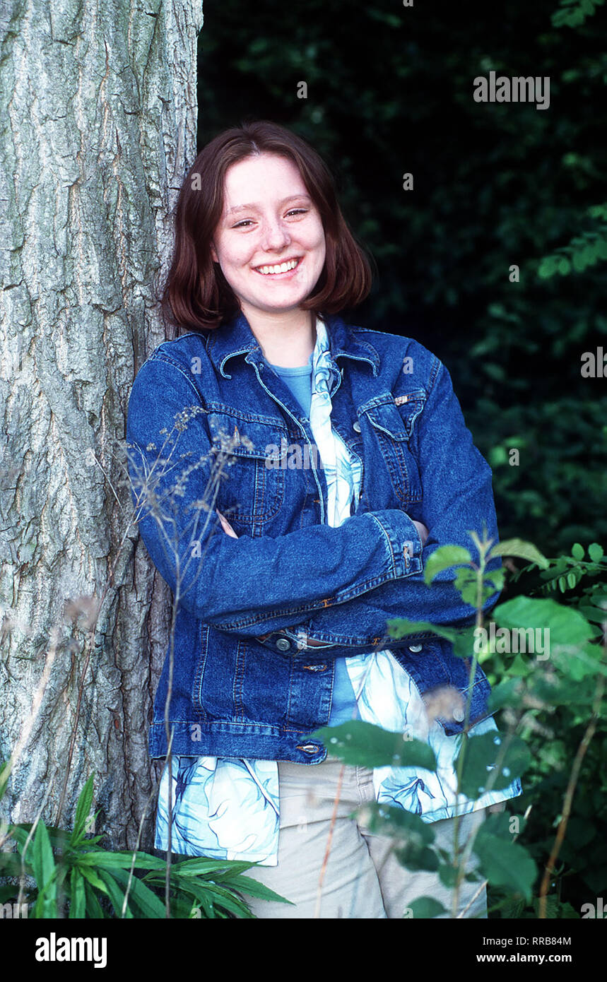 Fili (LAVINA WILSON) ist 15 und schwärmt für den amerikanischen Schauspie-ler Johnny Depp. Die junge Berlinerin hat ihren Schwarm zwar noch nicht persönlich kennengelernt, aber sie ist sich sicher, daß Johnny und sie fest für einander bestimmt sind ... Regie: Connie Walther / Überschrift: DAS ERSTE MAL / BRD 1996 Stock Photo