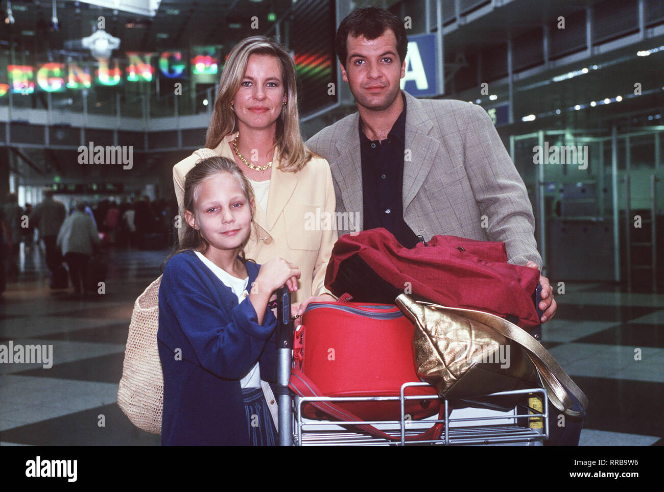 Lauira (JENNIFER HEN) ist mit ihren Eltern Claudia (ANJA SCHÜTTE) und Alexander Voigt (MAREK ERHARDT) unterwegs in die 'Klinik unter Palmen'. Regie: Otto W. Retzer aka. 1. Der Wunderheiler / Überschrift: KLINIK UNTER PALMEN / BRD 1995 Stock Photo
