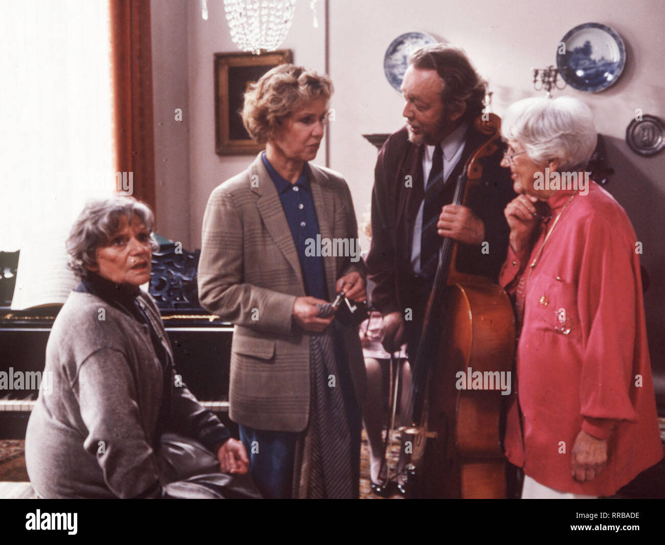 DIESE DROMBUSCHS / Notsignale / Oma Drombusch (GRETE WURM, l.) hat einen neuen Lebensinhalt gefunden: Zusammen mit Frau Werbelhoff (JANE TILDEN, r.) und Freunden hat sie ein Musikertrio gegründet.  Szene mit Vera Drombusch (WITTA POHL) und Herr Achenburger (WERNER EICHHORN). Von links / EM / , 09DFAZDFDRO / Überschrift: DIESE DROMBUSCHS Stock Photo
