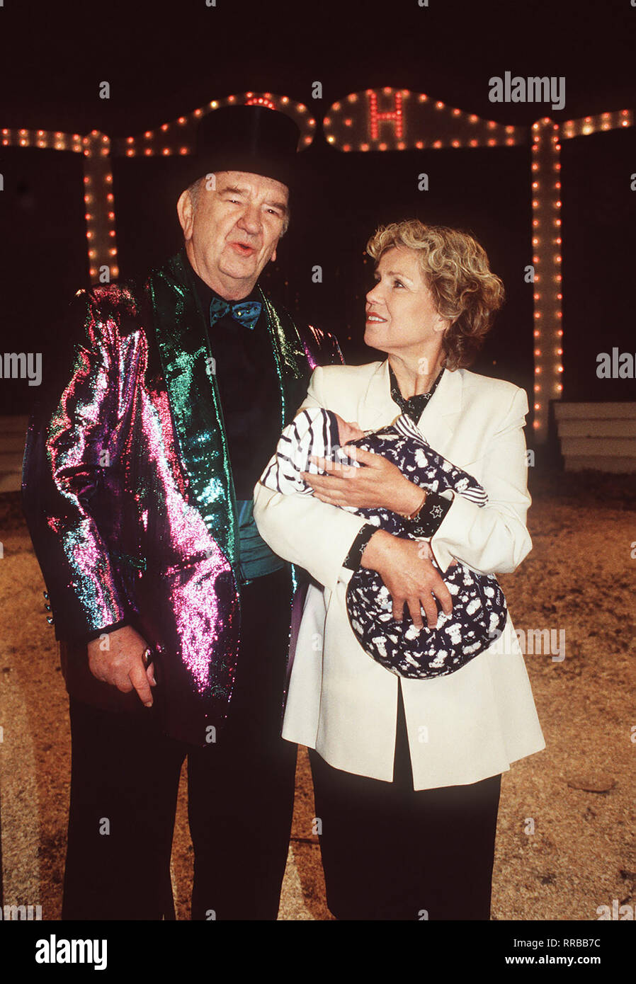 Happy Birthday Szene mit Marie (WITTA POHL) und dem Zirkusdirektor (ALEXANDER MAY). Regie: Eberhard Pieper aka. 9. Wie im Zirkus / Überschrift: HAPPY BIRTHDAY / BRD 1998 Stock Photo