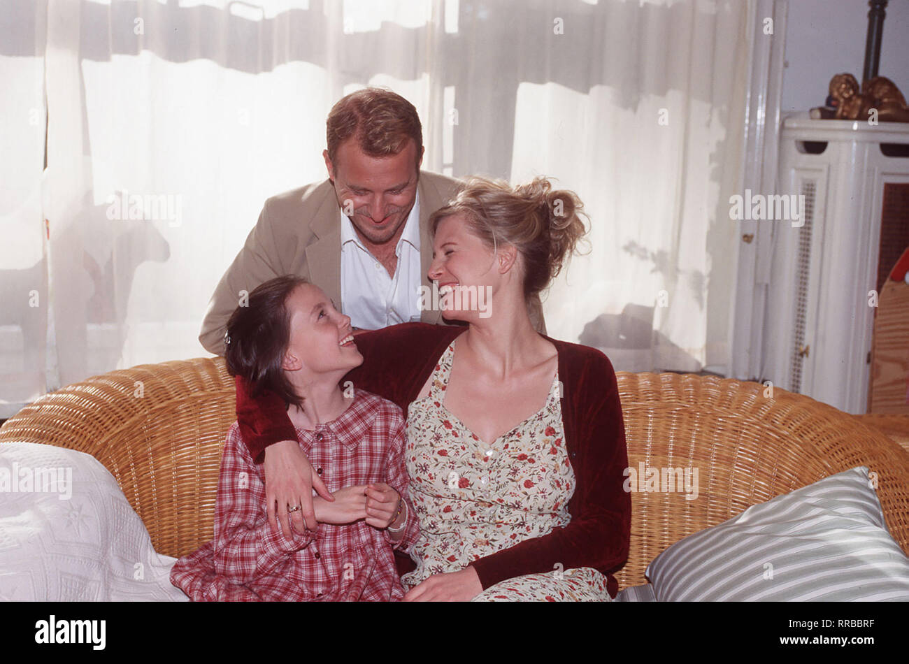 Robert Breuer (HEINO FERCH) und Judith (INA WEISSE) mit iher Tochter Carla (JOHANNA C.NEUHOLD). Regie: Uwe Janson / Überschrift: SINGLE SUCHT NACHWUCHS / BRD 1997 Stock Photo
