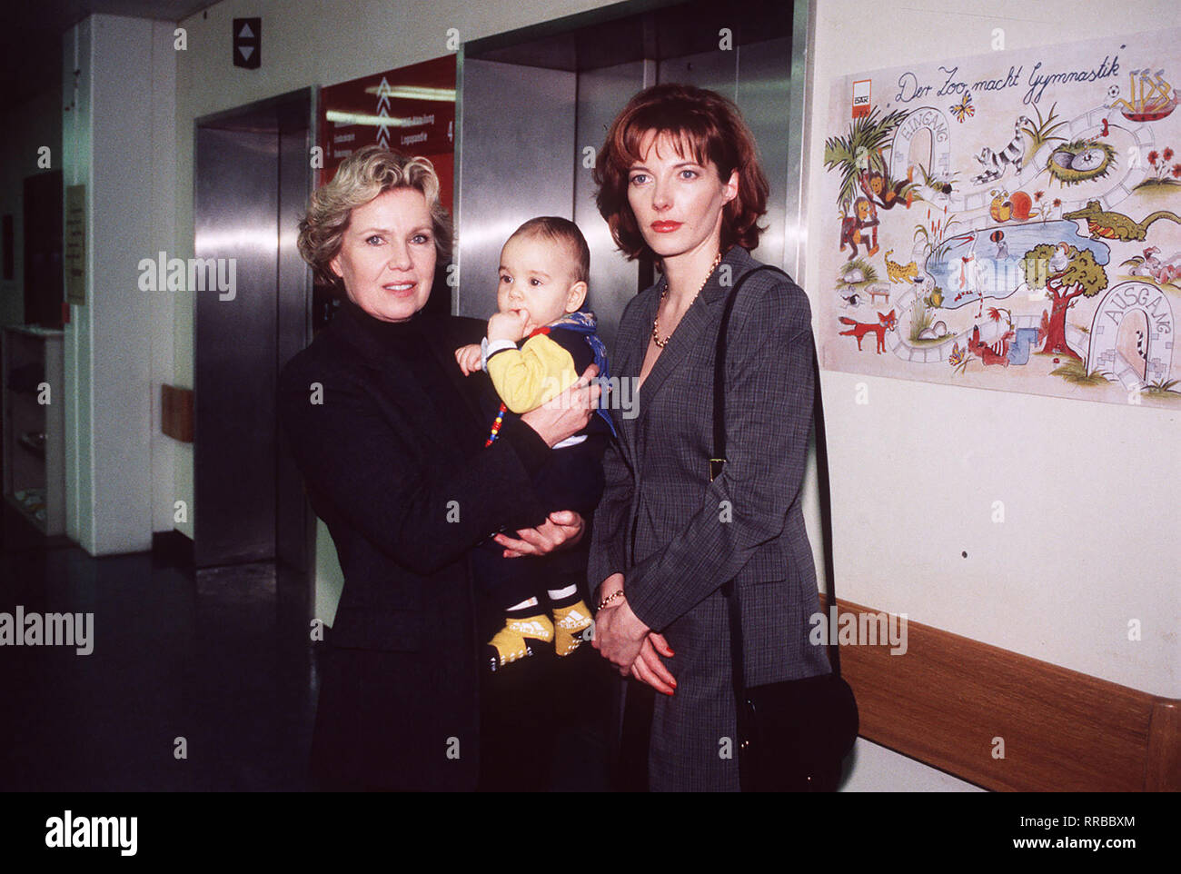 In der Klinik treffen Marie (WITTA POHL,li) und Tessy, die gerade mit dem kleinen Juppi (CEM YILDIZ) unterwegs sind,Monika Ebbinghaus (CARMEN PLATE) und deren Tochter Jana. Jana hat eben den Termin für einen Schwangerschaftsab- bruch vereinbart.... Regie: Eberhard Pieper aka. 1. Unglück im Glück / Überschrift: HAPPY BIRTHDAY / BRD 1998 Stock Photo
