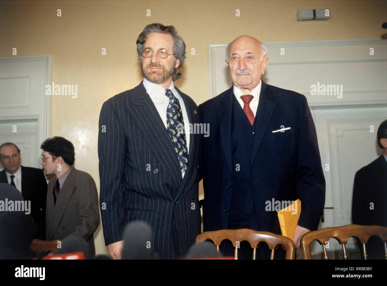 SIMON WIESENTHAL UND STEVEN SPIELBERG / SIMON WIESENTHAL (1908 - 2005), Holocaust-Überlebender, Vorkämpfer gegen den Antisemitismus, Nazi-Jäger und Leiter des Simon-Wiesenthal-Dokumentationszentrums, starb im Alter von 96 Jahren in Wien.) Hier mit Regisseur STEVEN SPIELBERG während der Wiener Pressekonferenz zur Filmpremiere von 'Schindlers Liste', 1994. DFA / Überschrift: SIMON WIESENTHAL UND STEVEN SPIELBERG Stock Photo