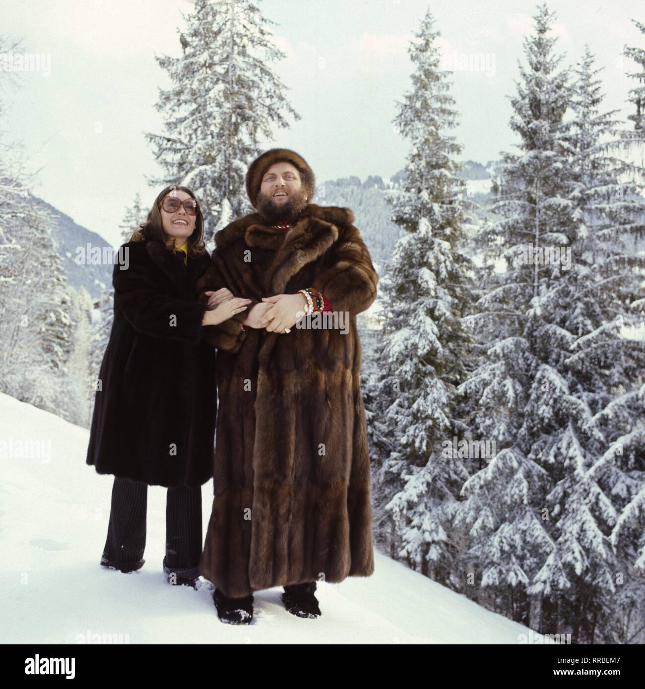 IVAN REBROFF privat im Schnee mit Ehefrau (1980er) United Archives / kpa/Reiss / Überschrift: IVAN REBROFF Stock Photo