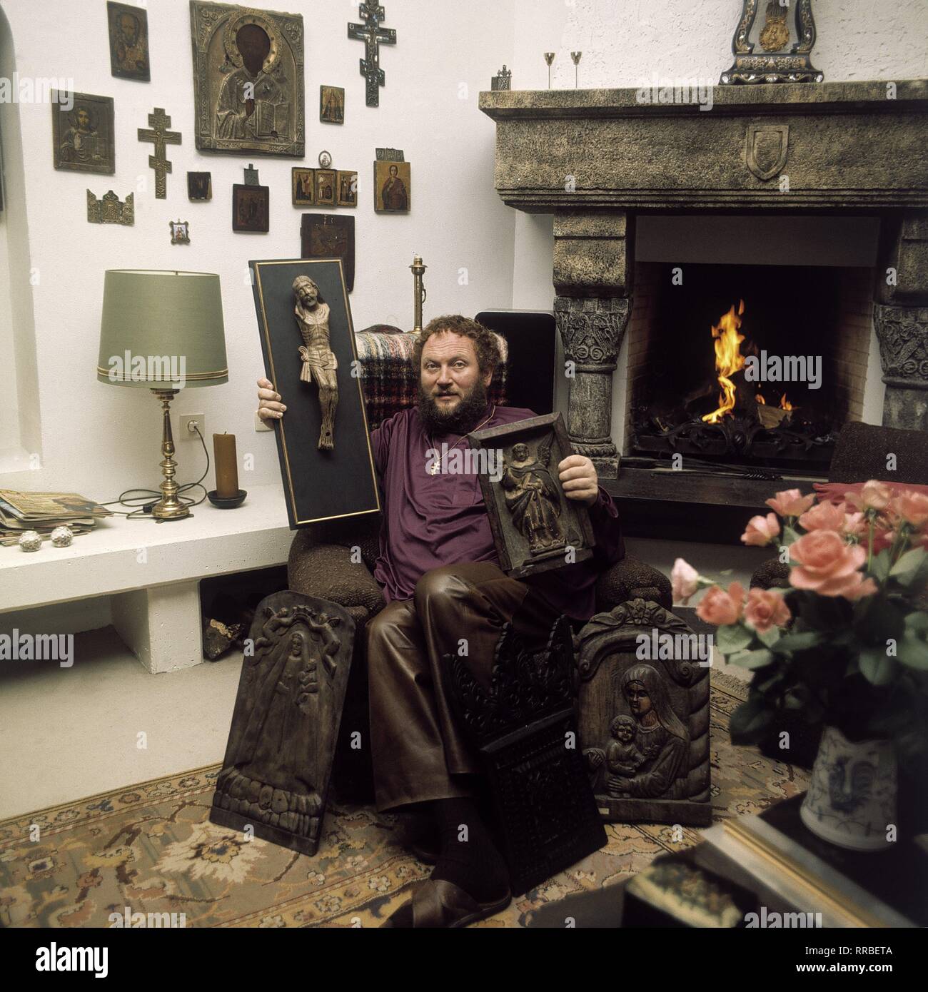 IVAN REBROFF privat in seinem Haus am Kamin (1980er). United Archives /  kpa/Reiss / Überschrift: IVAN REBROFF Stock Photo - Alamy