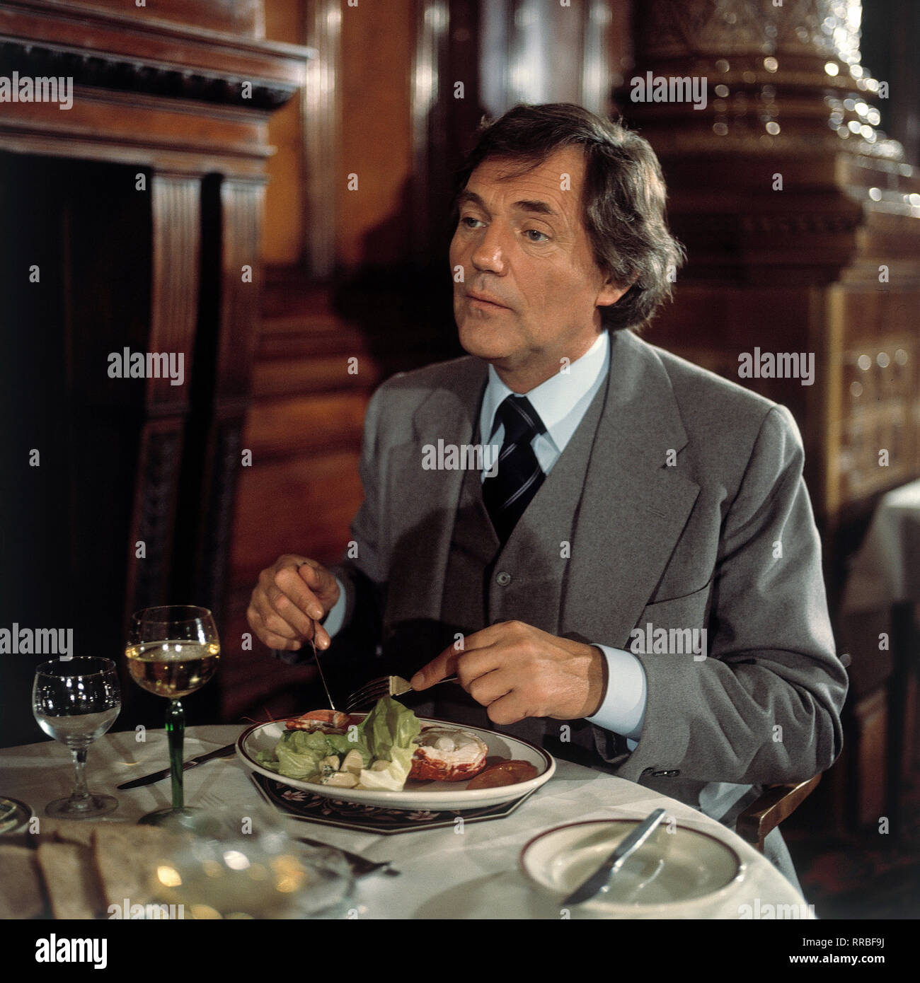 DIE KETTE / D 1977 / Rolf von Sydow / HARALD LEIPNITZ (Harry Dawson) in einer Szene beim Dinner. 28535 / Überschrift: DIE KETTE / D 1977 Stock Photo