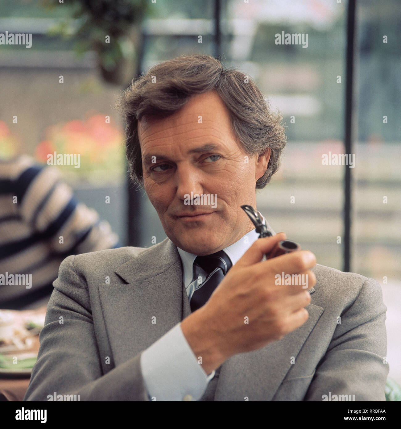 DIE KETTE / D 1977 / Rolf von Sydow / HARALD LEIPNITZ (Harry Dawson) mit  Pfeife. 28535 / Überschrift: DIE KETTE / D 1977 Stock Photo - Alamy