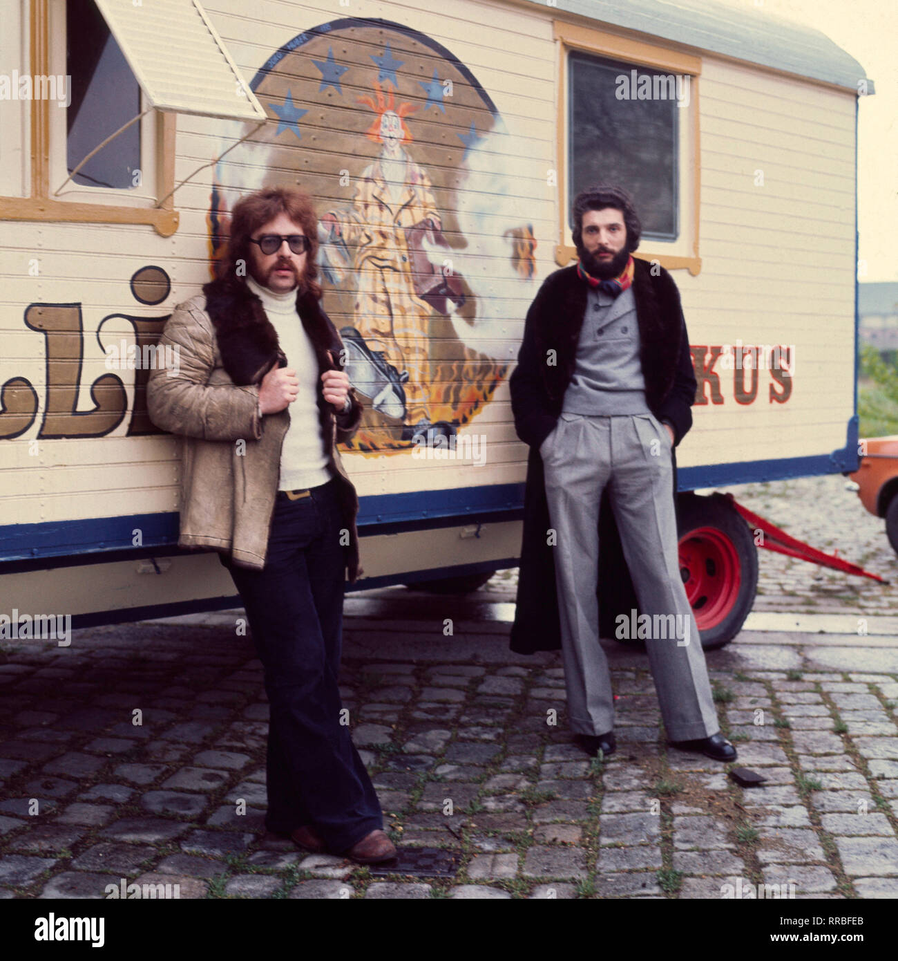 CIRCUS RONCALLI - ANDRE HELLER und BERNHARD PAUL, im Bild vor einem alten Zirkuswagen, gründeten am 18. Mai 1976 den Circus Roncalli. Andre Heller stieg bereits ein Jahr später wieder aus. / Überschrift: CIRCUS RONCALLI Stock Photo