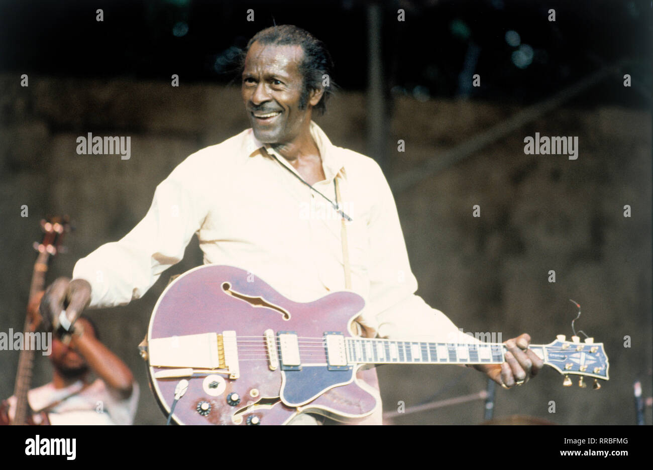 Chuck Berry (* 18. Oktober 1926 in St. Louis, Missouri, eigentlich Charles Edward Berry) ist ein US-amerikanischer Sänger, Gitarrist, Komponist und der Pionier des Rock 'n' Roll. Berry war das erste Mitglied der Rock and Roll Hall of Fame (1986) und wurde 1985 auch in die Blues Hall of Fame aufgenommen. image: CHUCK BERRY (1987) / Überschrift: Chuck Berry Stock Photo