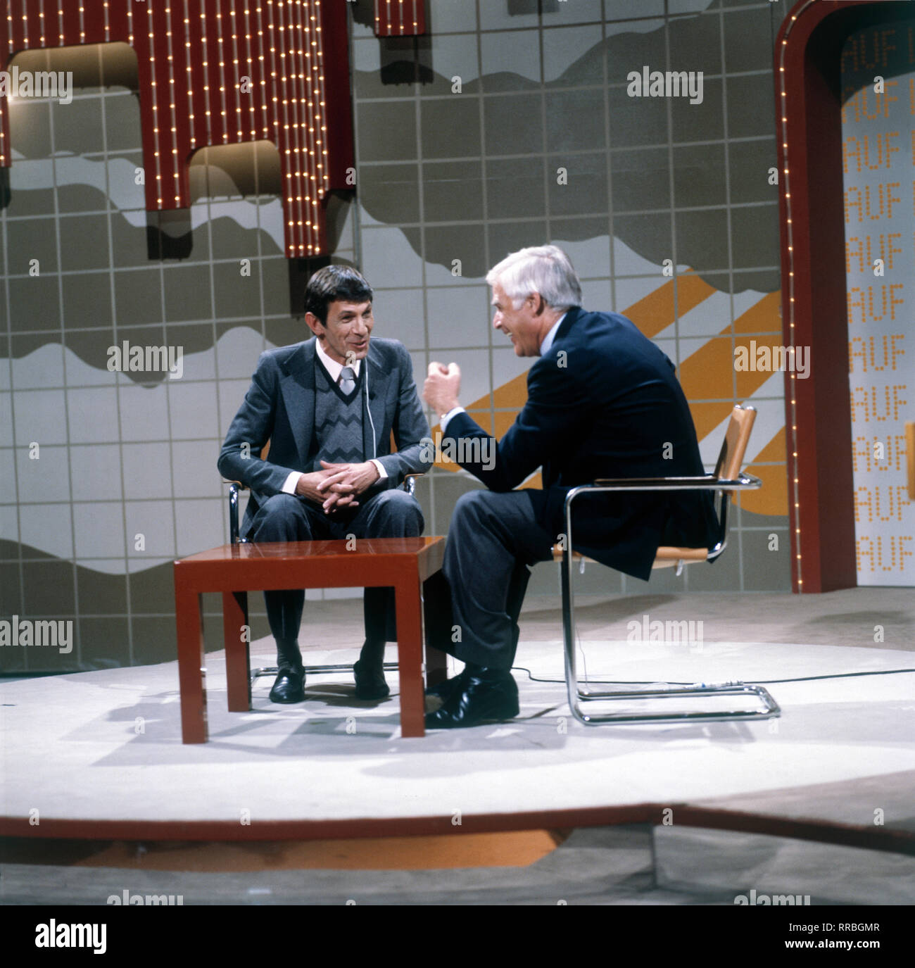 AUF LOS GEHT'S LOS / Stargast: LEONARD NIMOY 'Mr. Spock' mit JOACHIM FUCHSBERGER, Moderator der ARD-Fernsehshow: Auf los gehts los (1980er). 30769 / Überschrift: AUF LOS GEHT'S LOS Stock Photo