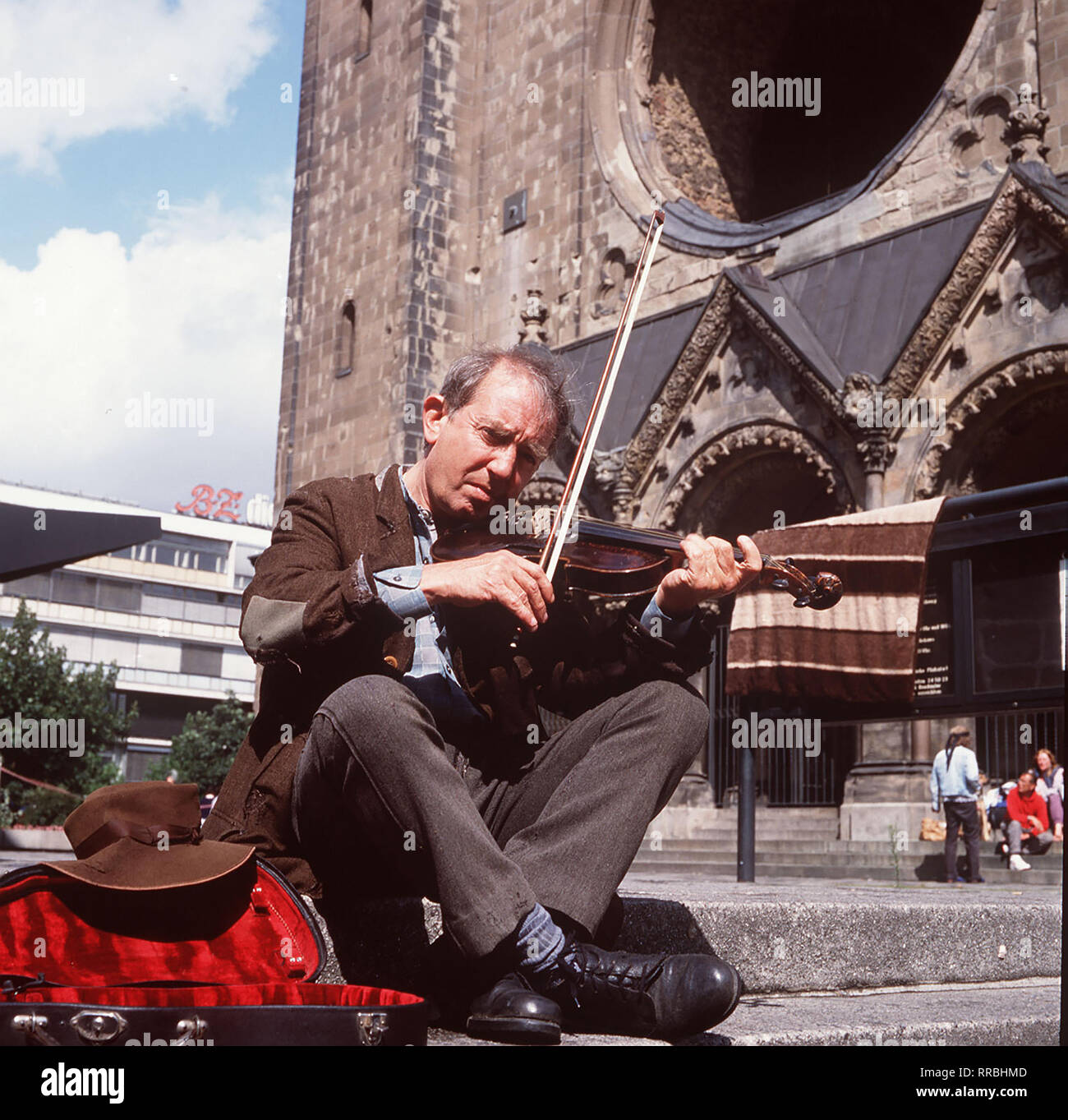 August Paumbauer (HANS CLARIN) muß nach seiner Flucht in den Westen am Kurfürstendamm mit seiner Geige ein paar Almosen verdienen. / Überschrift: DER BETTLER VOM KURFÜRSTENDAMM Stock Photo