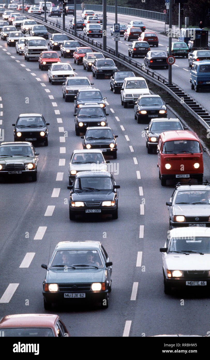 Berlin und Brandenburg haben ein Problem: Dauerstau auf der Autobahn. Mit die-sem Problem stehen sie nicht allein, denn fast alle Ballungsgebiete Europas kämpfen mit dem Verkehrsinfarkt. Doch Berlin und Brandenburg sind rekordverdächtig: Die Berliner Stadt-autobahn ist mit ca. 200.000 Verkehrsbewegungen pro Tag, das am stärksten be-lastete Autobahnteilstück Europas... / Überschrift: STILLSTAND AUF DER AUTOBAHN? Stock Photo