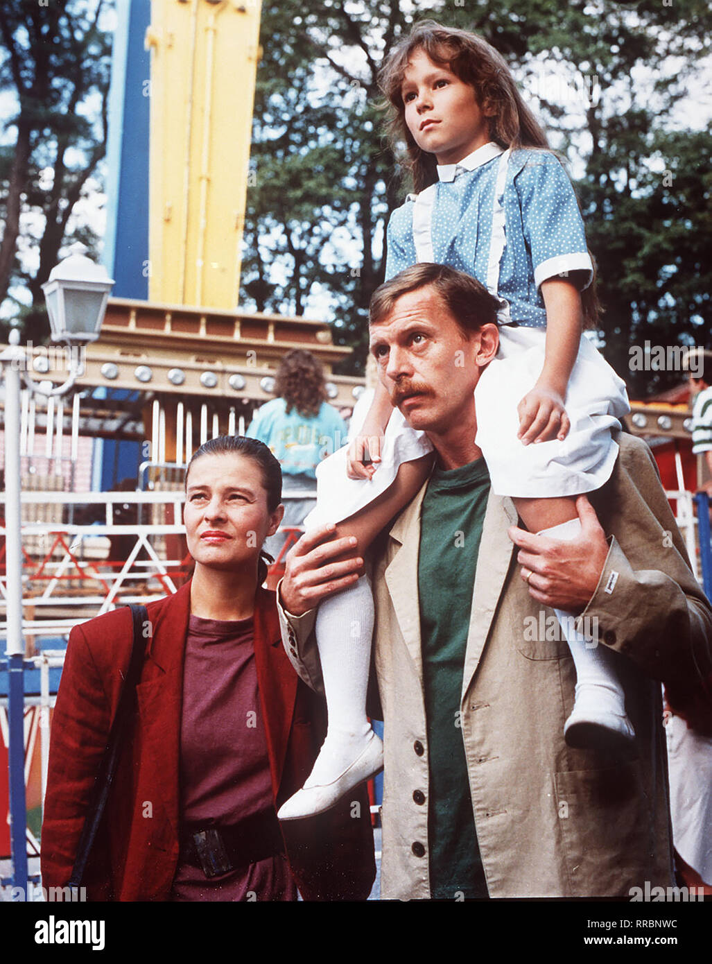 Katja (HELENKA VITOVSKA) mit ihren Eltern (JANA KRAUSOVA und JIRI SCHMITZER) beim Bummel durch den Wiener Prater. aka. Das Schloß in Wien / Überschrift: KATJA UND DIE GESPENSTER / BRD/TCH/AUT 1992 Stock Photo