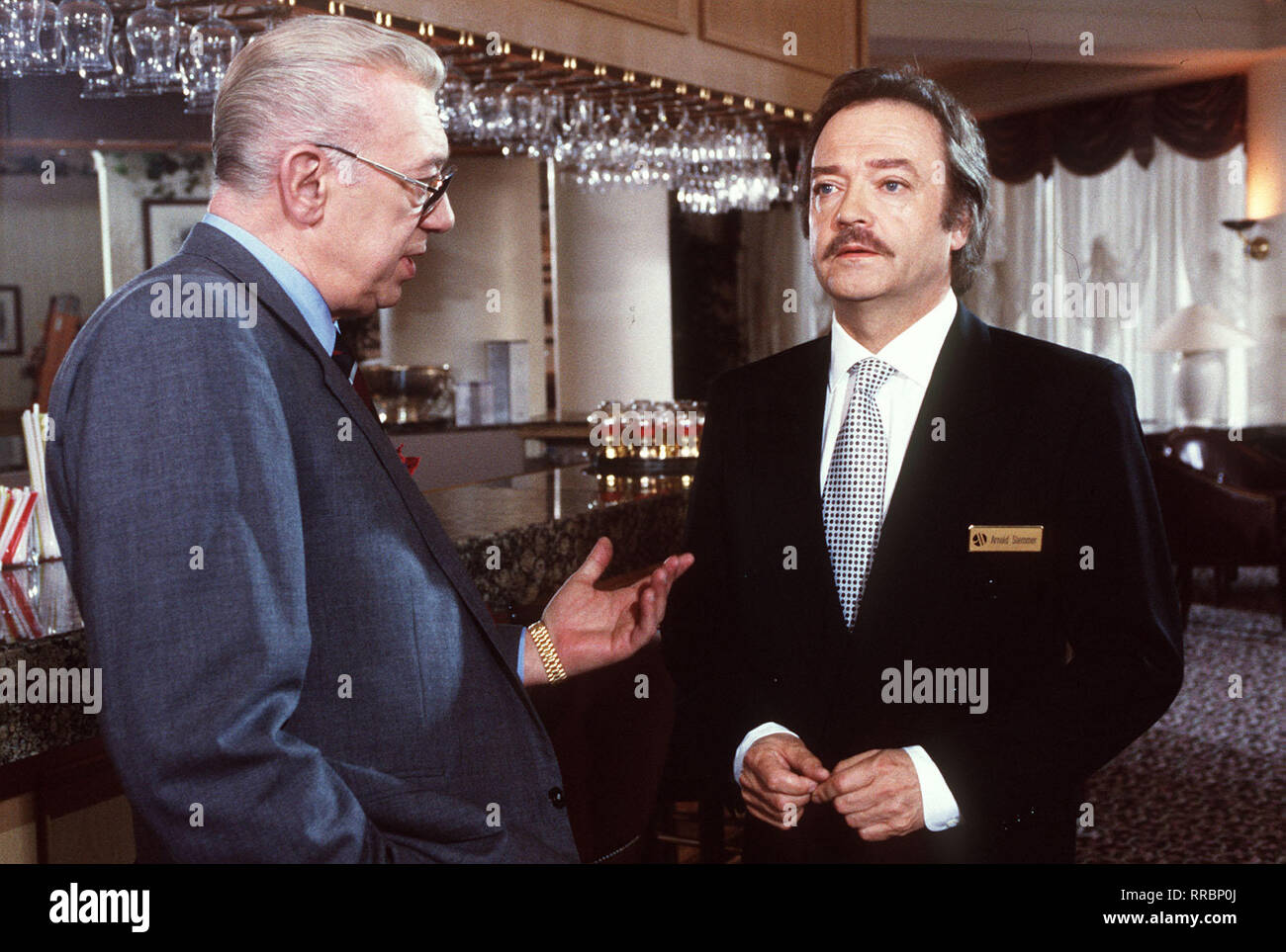 DERRICK / Melodie des Todes / Mit Hilfe des Hotelportiers Arnold Stemmer (JÜRGEN SCHMIDT) kann Derrick (HORST TAPPERT) einen der Gäste der ermordeten Hostess Ilona ausfindig machen. Aber war er auch ihr letzter Gast? / , 21DFAZDFDER / Überschrift: DERRICK Stock Photo