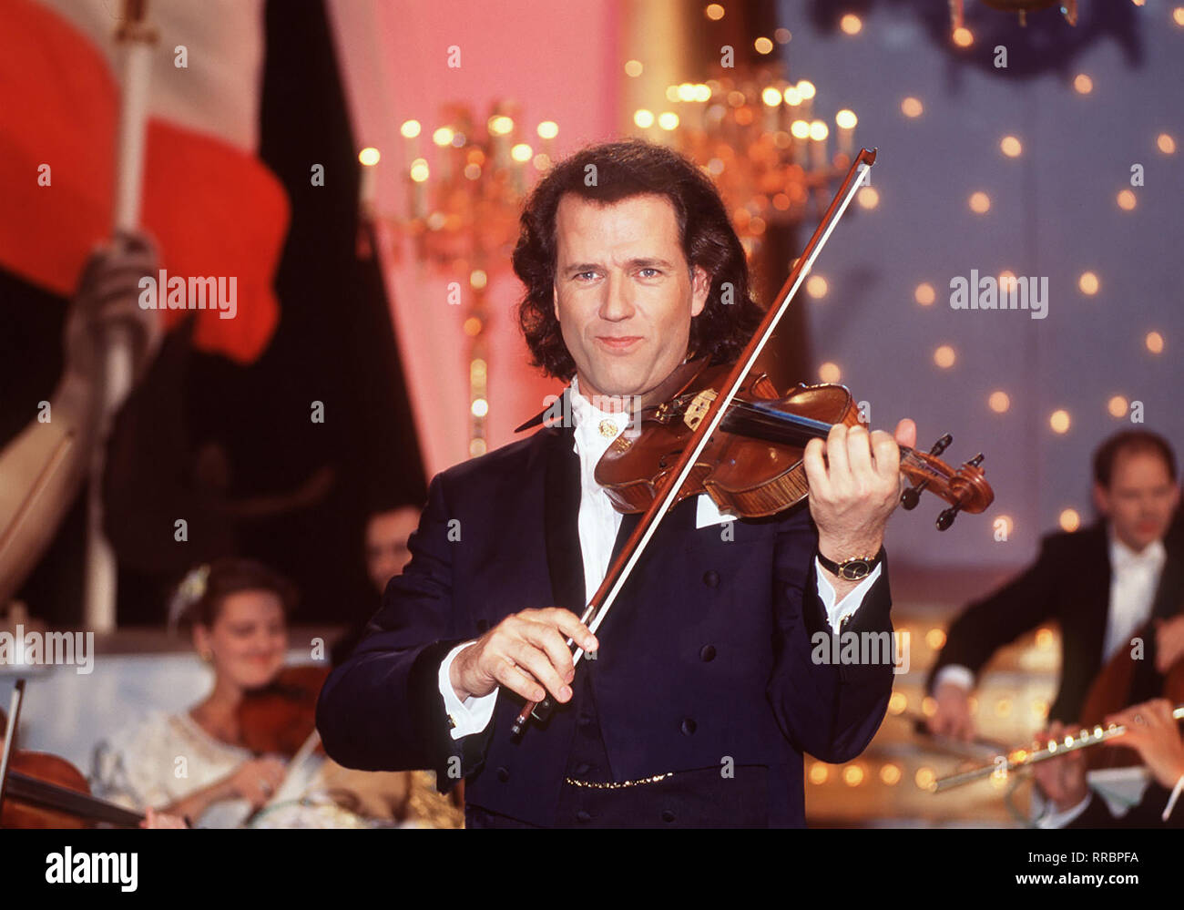 Für Andre Rieu (FOTO), den Star-Geiger aus Maastricht, ist Weihnachten seit jeher ein Fest des Friedens, des Zusammenseins mit lieben Menschen, der intensiven Gespräche und Schönen Gedanken. So hat er es in seiner Kindheit erlebt, so feiert er auch heute noch mit seiner Familie. 'Weihnachten ist bei uns sehr feierlich und besinnlich, nur dem eigentlichen Sinn gewidmet: der Nächstenliebe.' Seinen Weihnachtstraum hat Andre Rieu in der neuen NDR-Produktion verwirklicht, mit Liedern seiner Kindheit, Liedern, die er als höchster Sopran des Knabenchors für die weihnachtlichen Kirchen-konzerte probte Stock Photo